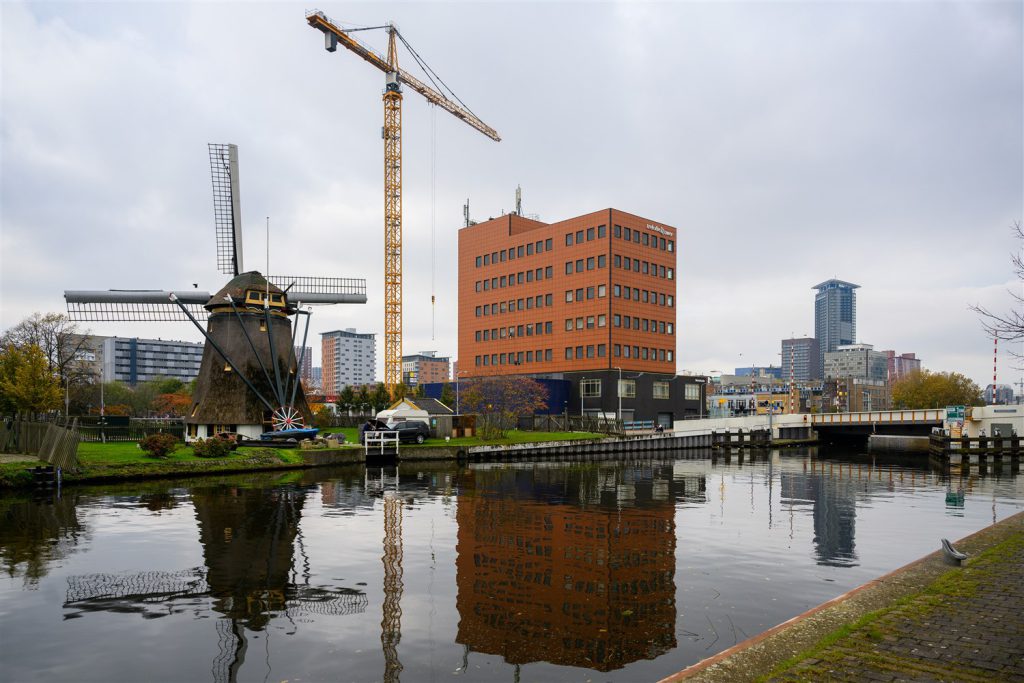 De Laakmolen aan de Trekvliet, met op de achtergrond de nieuwbouw van Laakhaven