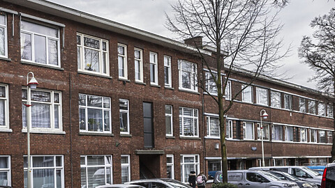 Bakstenen portiekwoningen aan de Linnaeusstraat in Laak