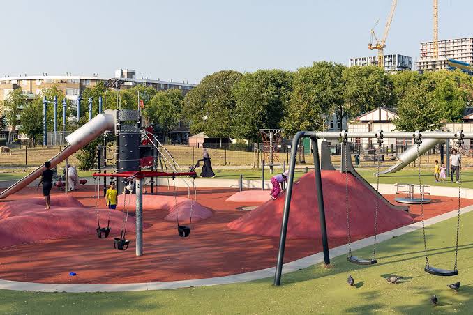 Spelende kinderen in het Cromvlietpark in Laakkwartier-Noord